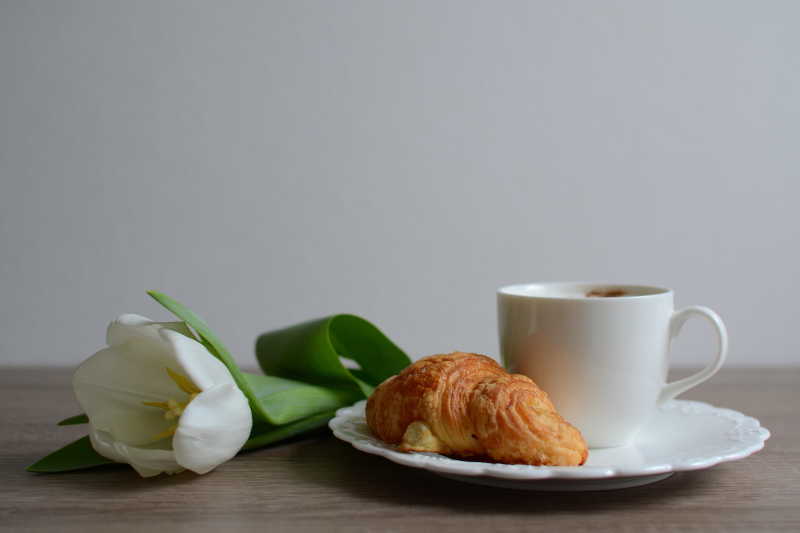 白郁金香与咖啡面包