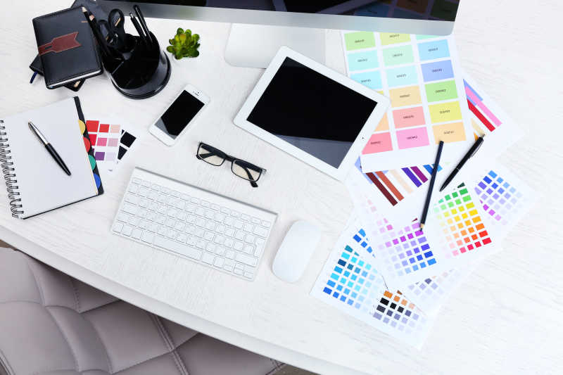 办公桌上设计颜色和办公用品