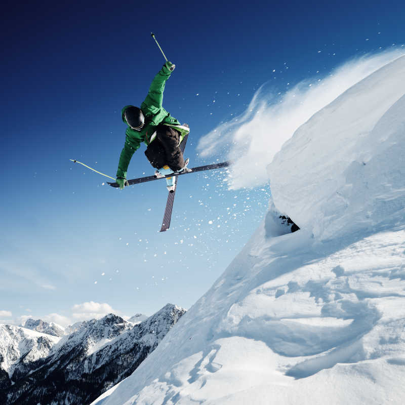 跳跃的滑雪运动员