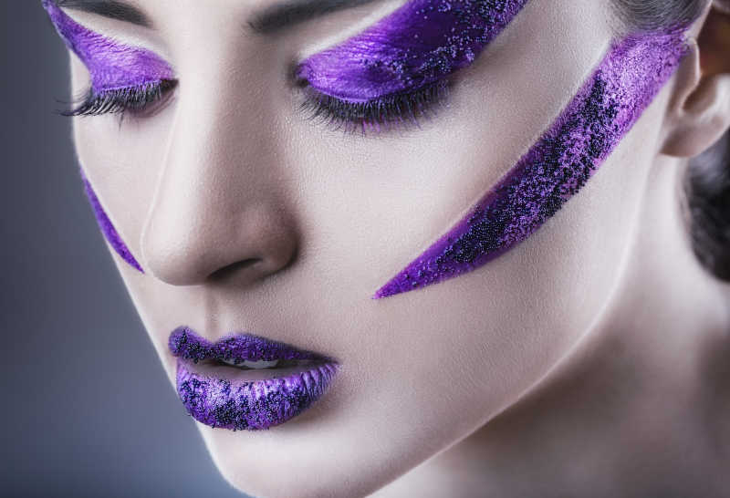 性感的美女画着紫色的妆