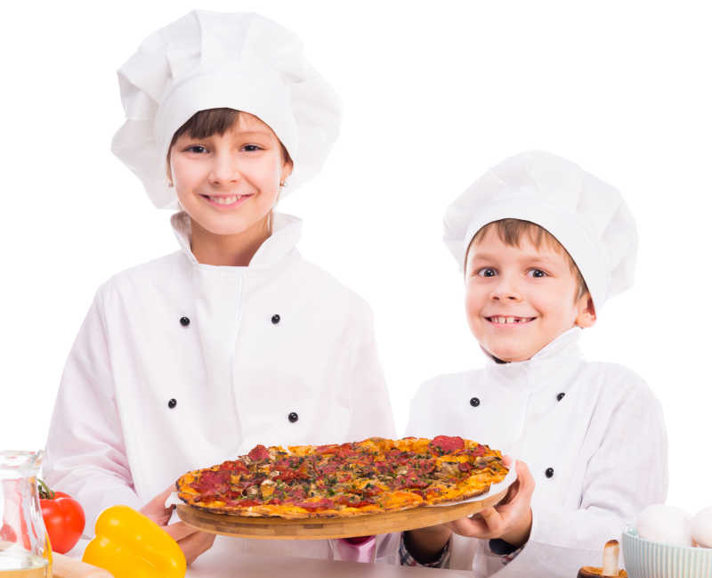 做美味披萨的两个快乐的小厨师