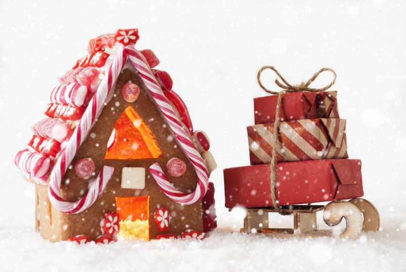 雪景背景下的圣诞装饰姜饼屋