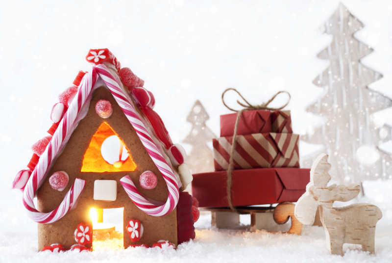 白色背景下的雪景圣诞节姜饼房屋