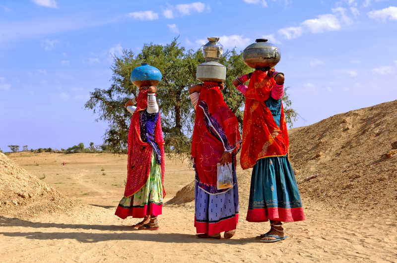 印度沙漠中穿着传统衣服的三个女人
