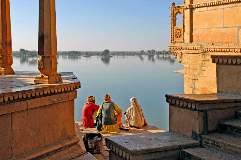 印度湖边穿着传统服装的三个男人