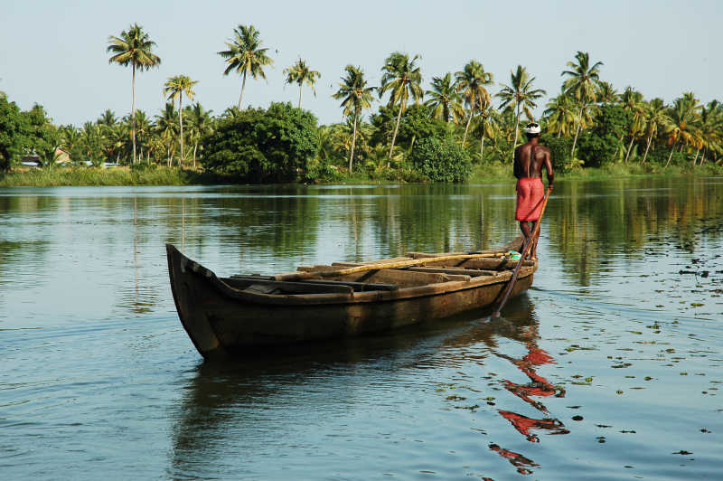 美丽的印度河漂浮着木船