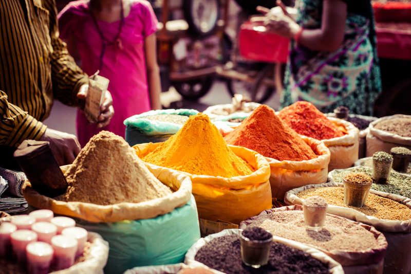 印度市场上丰富多彩的香料干果