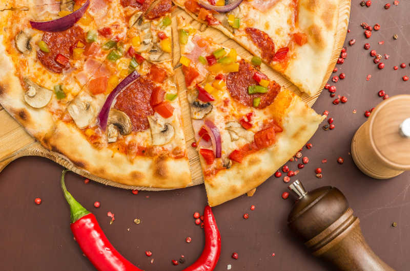 自制的美味的香肠培根意大利披萨