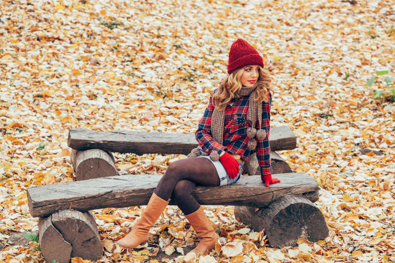 秋季时装美女坐在木板凳上