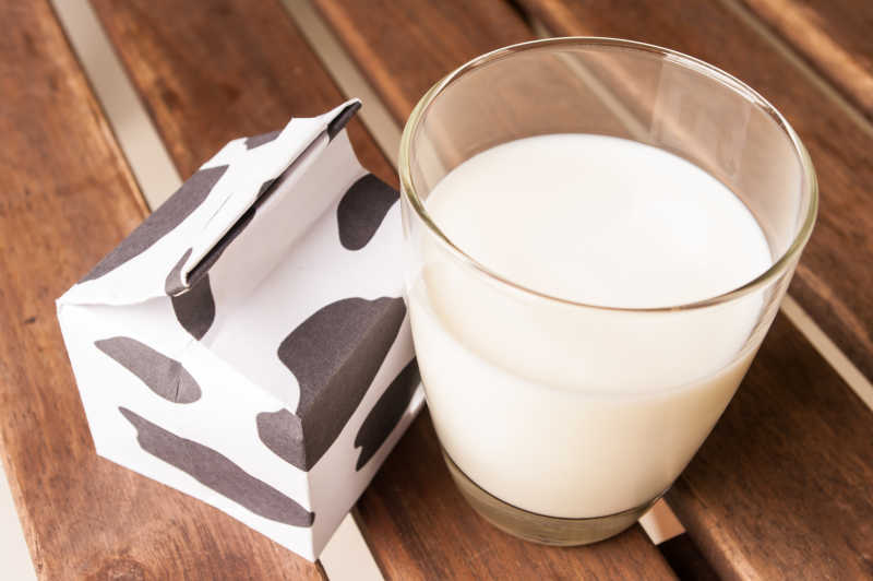 一杯牛奶与纸盒