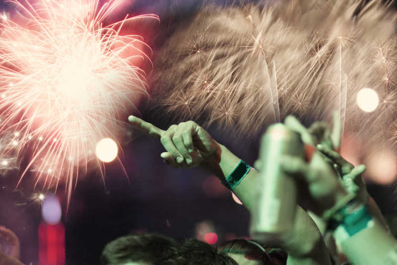 新年烟花快乐欢呼的人群