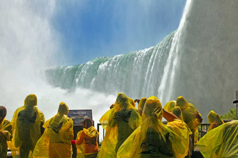 在加拿大安大略的游客在马蹄尼亚加拉大瀑布