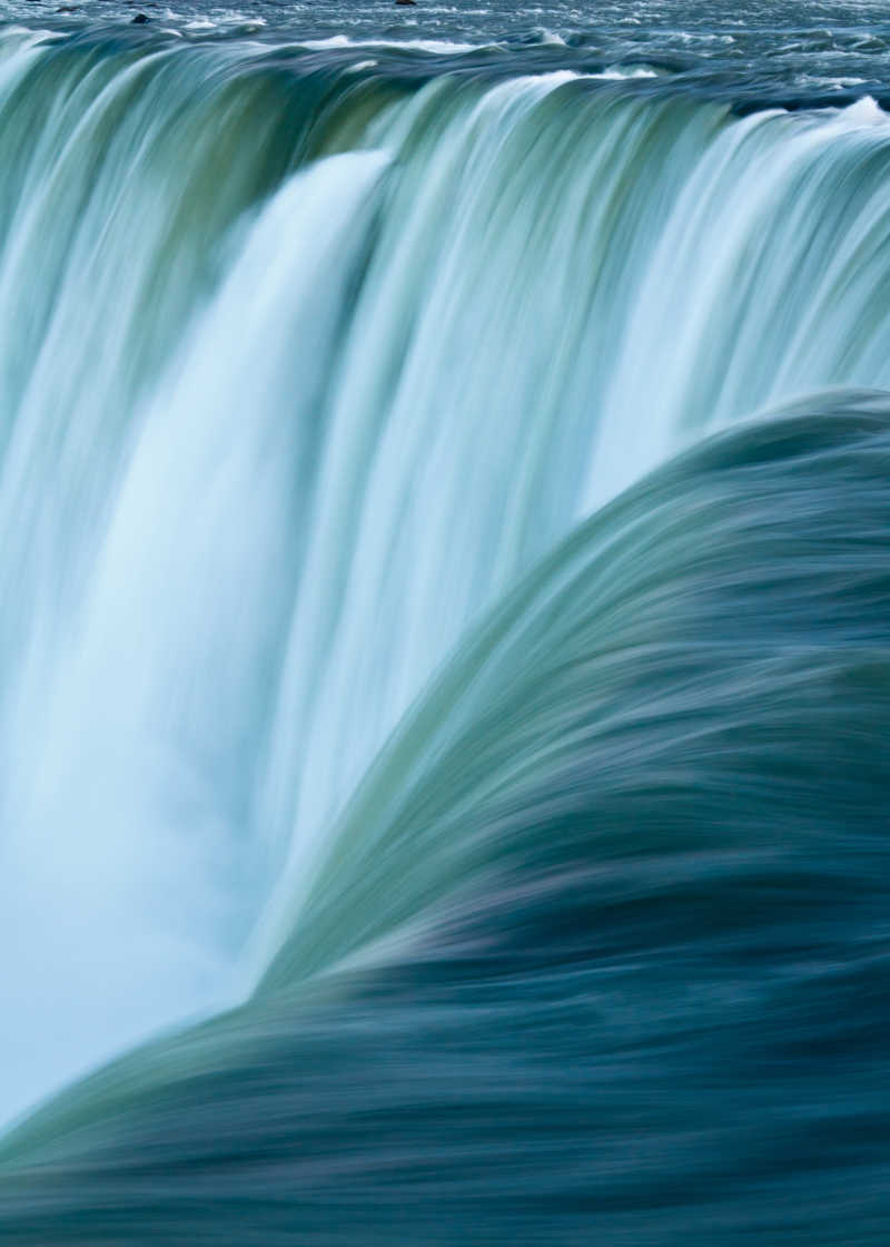 在加拿大上空奔涌的尼亚加拉大瀑布