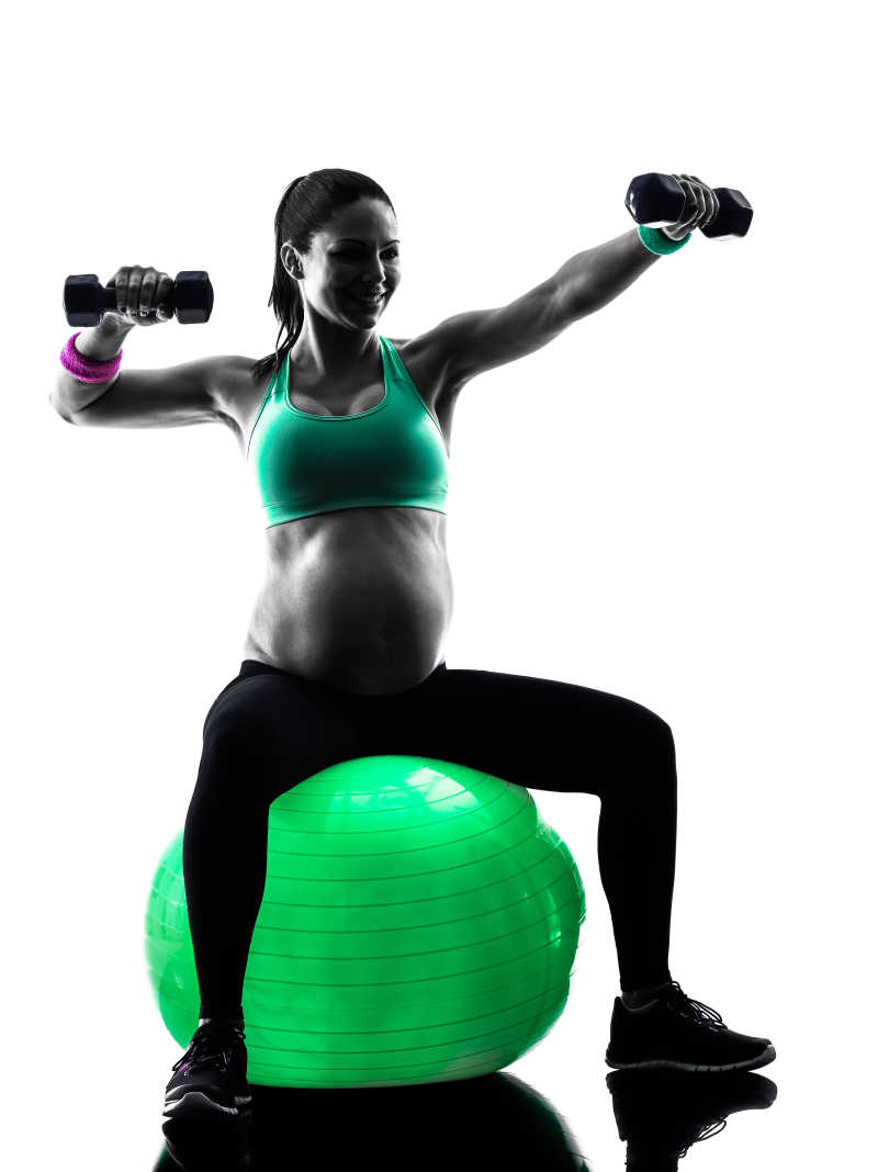 一位孕妇做健身操