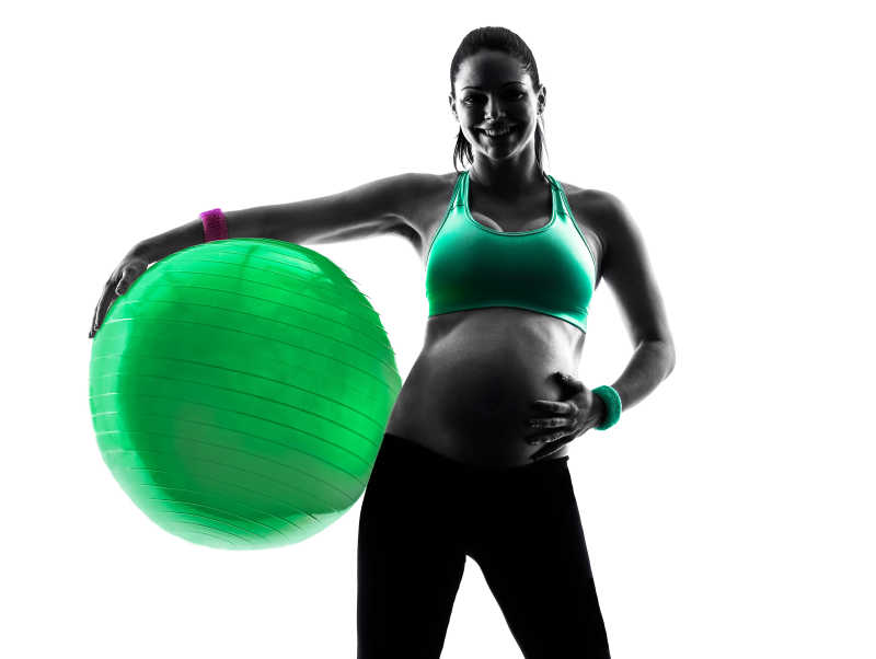 一位抱着瑜伽球的孕妇