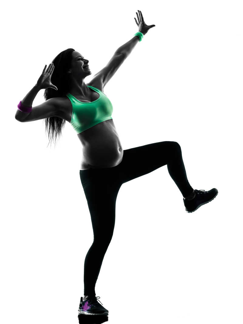 一位在做健身操的孕妇