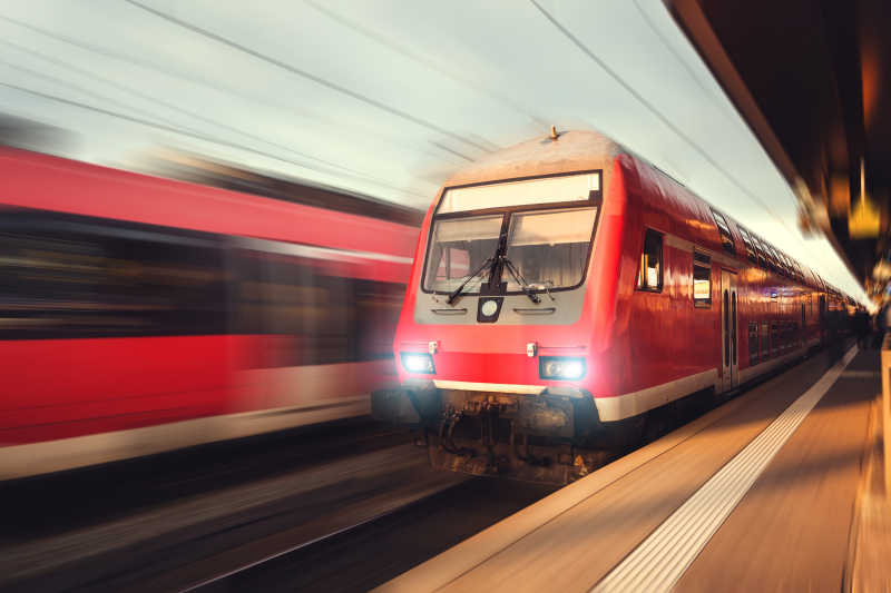 美丽的火车站与现代红色通勤列车在纽伦堡