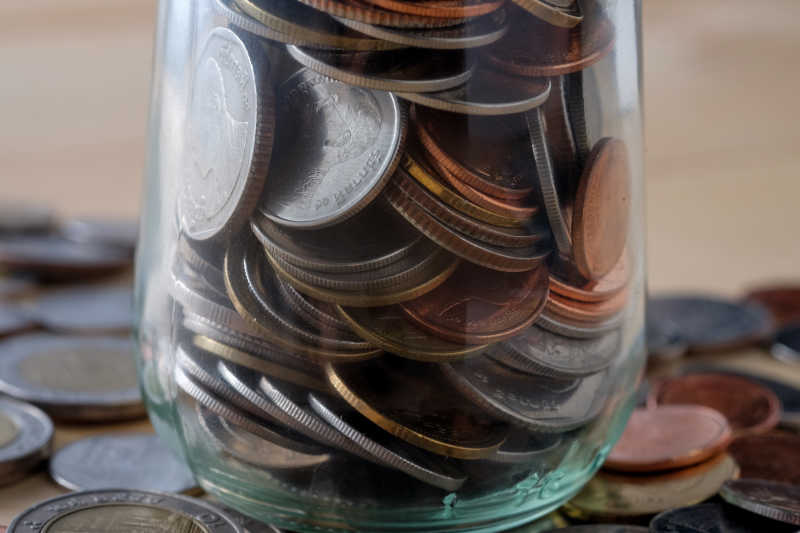 储存在玻璃罐里的硬币