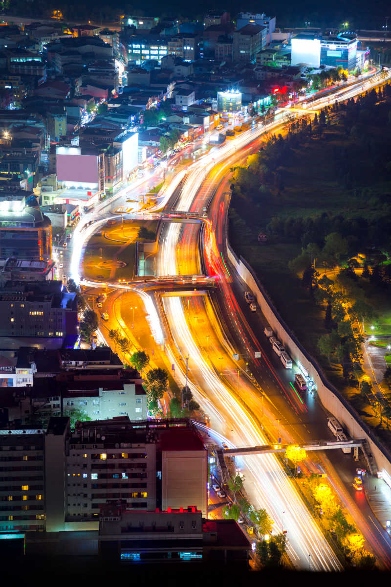 灯火通明的城市道路上的车流