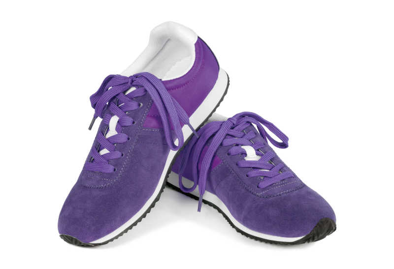 白色背景下的紫色运动鞋
