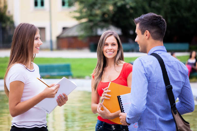 大学生在公园里聊天