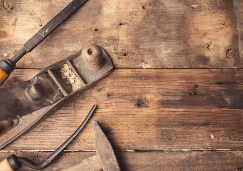 老旧的木板上放着生锈的各种修理工具