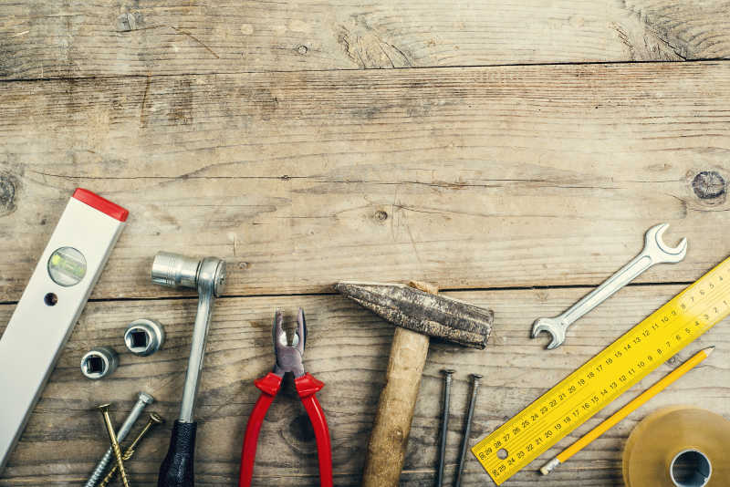 木板上的各种家庭维修工具