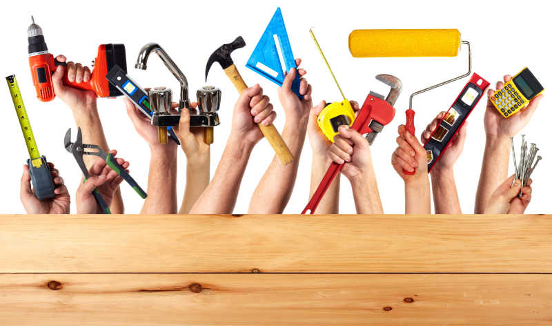木板后各种人手里拿着不同的修理工具