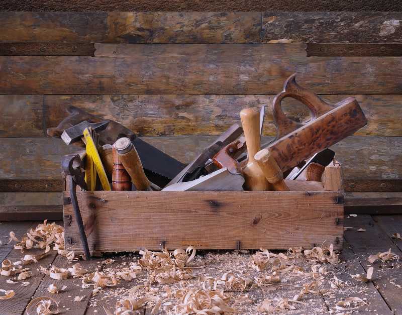 木质工具盒里摆放着木工的修理工具