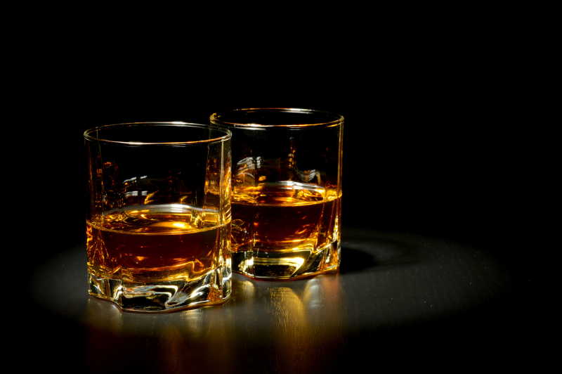 黑色桌子上的两杯威士忌 