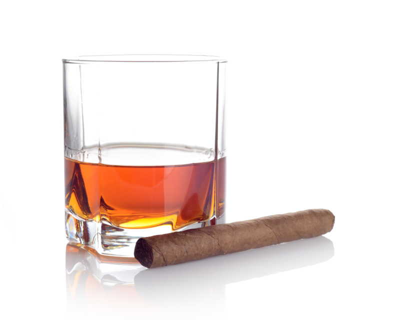 玻璃杯里的威士忌和雪茄