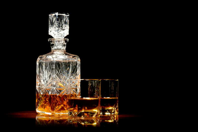 桌上的威士忌酒和两个玻璃酒杯