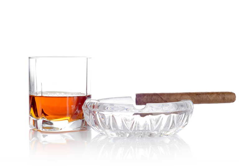 玻璃杯里的威士忌和烟灰缸里的雪茄