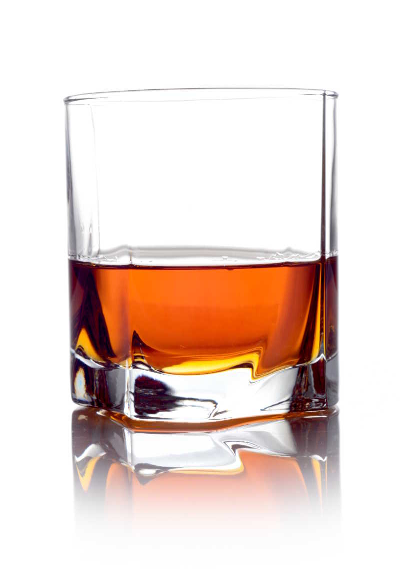 在白色背景中玻璃杯中的威士忌