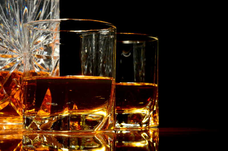 在桌上玻璃瓶和两只玻璃杯的威士忌