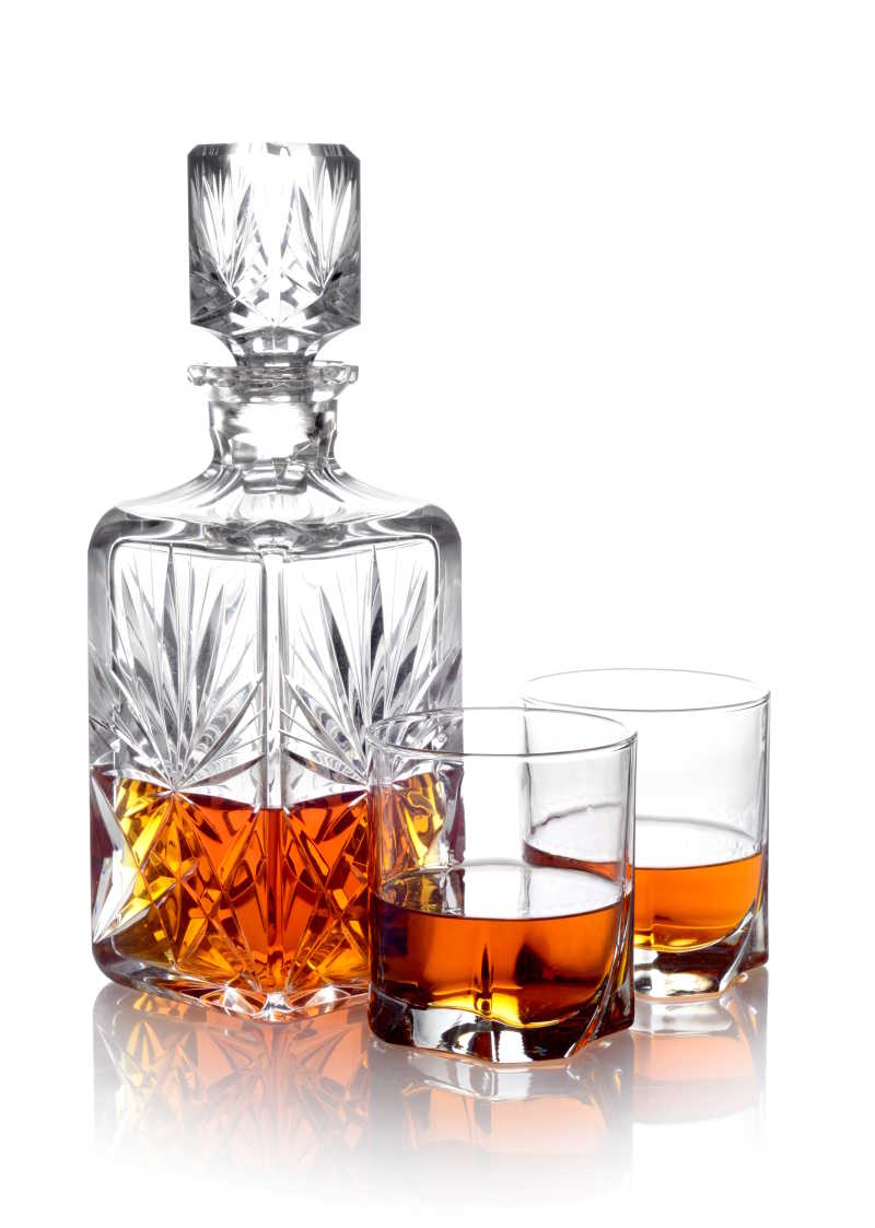 孤立的白色背景中的在玻璃瓶里的威士忌