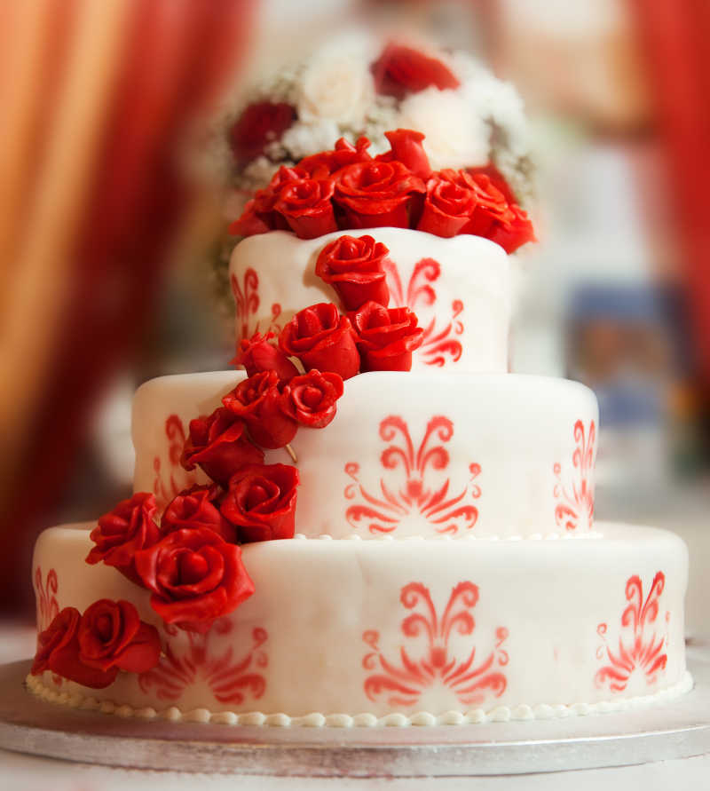 有红色玫瑰装饰的婚礼蛋糕