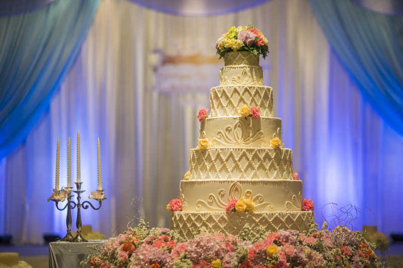 用鲜花装饰的白色婚礼蛋糕