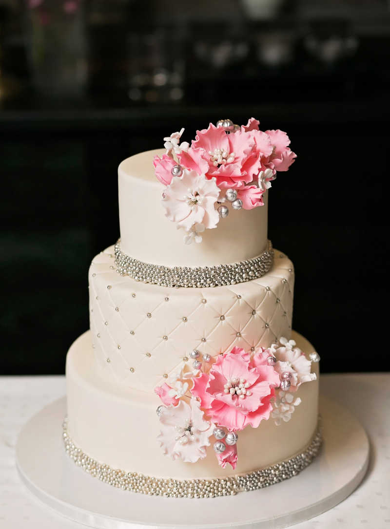 婚礼上的三层白色蛋糕