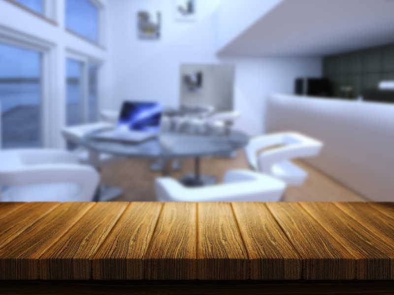 客厅里散焦模式下的原色木桌面