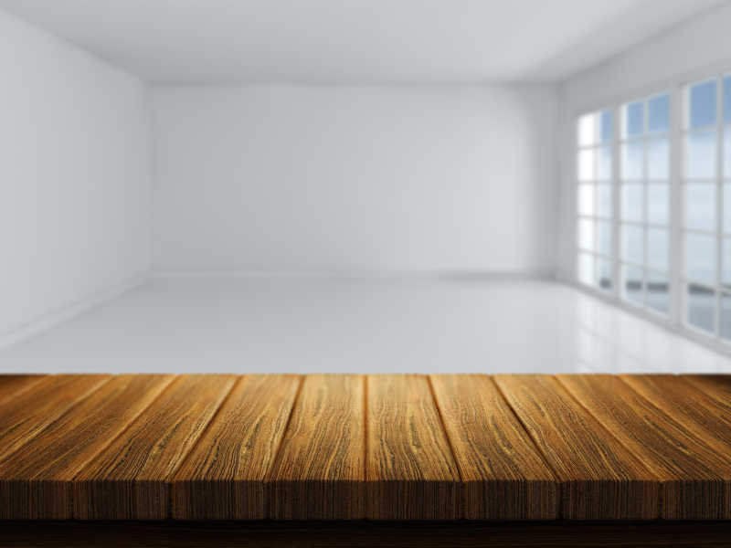 白色房间里的原色木桌