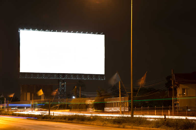 夜晚公路旁的空白大型广告牌