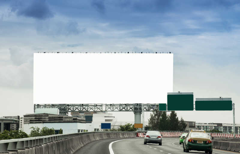 高速公路上的空白广告牌