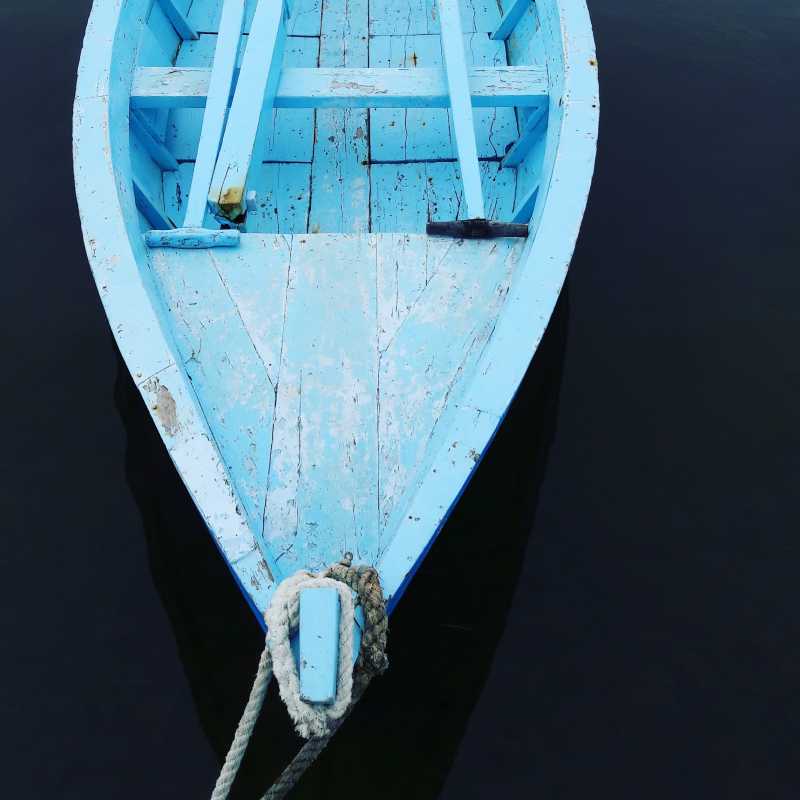 老旧的蓝色木船