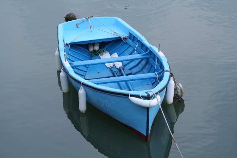蓝色木船