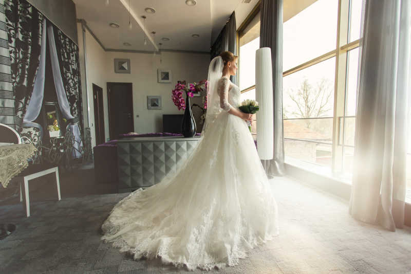站在落地窗前的漂亮新娘