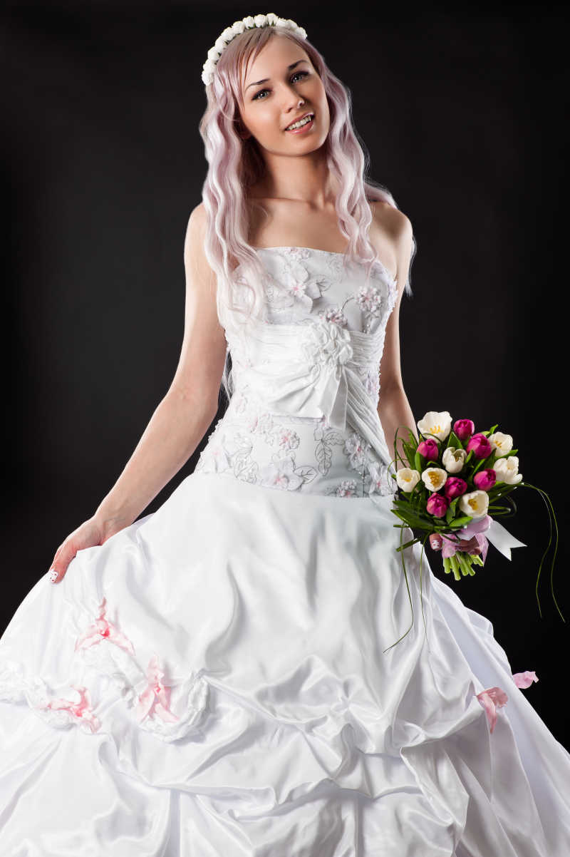穿着漂亮婚纱的美丽新娘