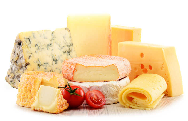 白色背景下不同类型的奶酪