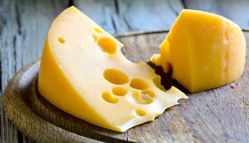 厨房板上的奶酪
