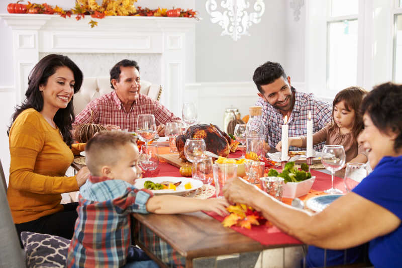 感恩节一家人欢乐聚餐